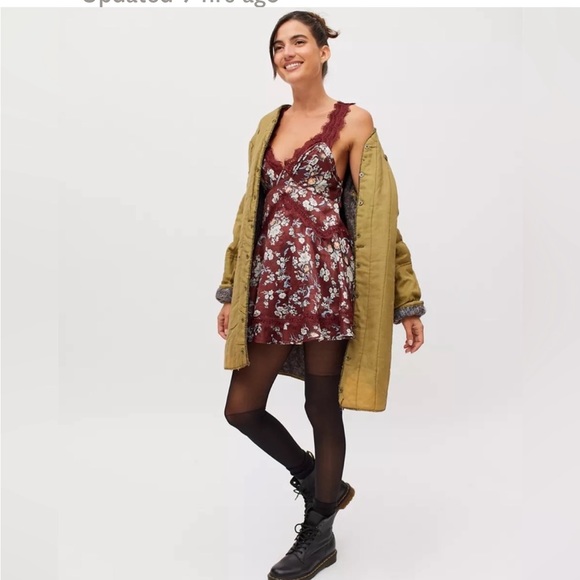 URBAN OUTFITTERS Tiffany Lace Mini Dress Burgundy Size XS‎ NWT - Picture 3 of 7